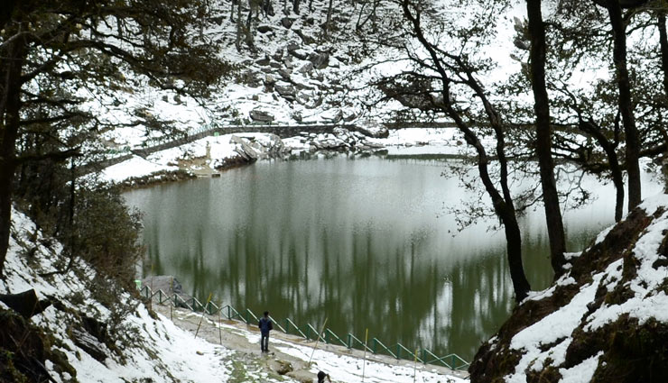 tirthan valley,places near tirthan valley,river crossing,holidays,travel,tourism,trekking