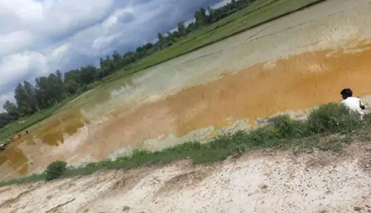 लखनऊ-आगरा एक्सप्रेस पर हुआ बड़ा हादसा, 20 हजार लीटर सरसों के तेल से भरा टैंकर पलटा; लूटने वालों का लगा ताता