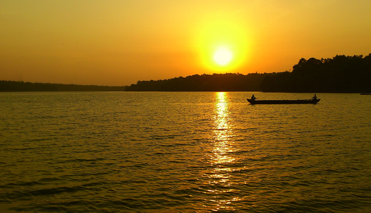 kollam tourist spots,top attractions in kollam,must-visit places in kollam,best places in kollam,jatayu earth’s center kollam,thangassery lighthouse,palaruvi falls kollam,kollam travel guide