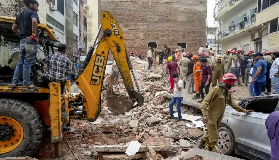 सत्य निकेतन हादसे के बाद MCD का बड़ा एक्शन, 51 जर्जर इमारतों में से 27 पर चलेगा बुलडोजर