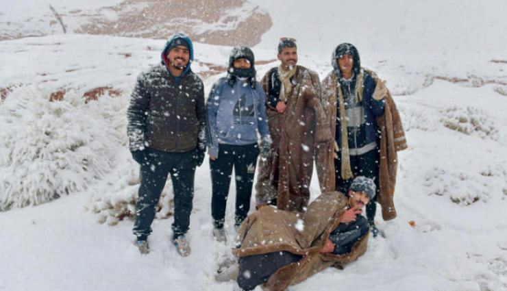 दुनिया के सबसे गर्म रेगिस्तान में हुई बर्फबारी, हैरान हुए लोग snowfall,snowfall in saudi arabia,saudi arabia snowfall,werid news in hindi