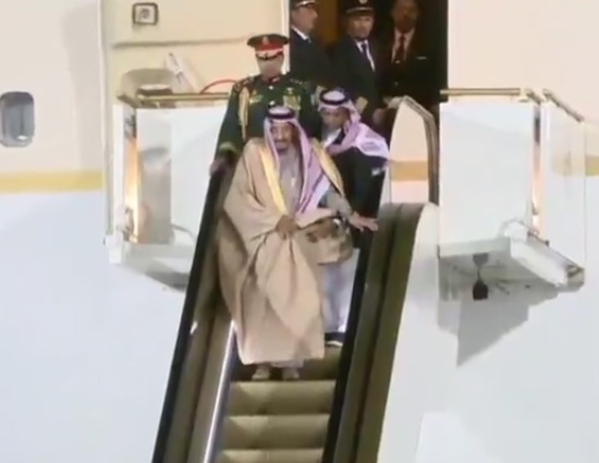 VIDEO सोने का एस्केलेटर हुआ ख़राब सऊदी किंग का उड़ा मजाक