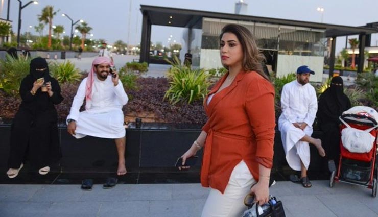 सार्वजनिक स्‍थानों पर छोटे कपड़े पहनना और KISS करना अब पड़ेगा भारी, लगेगा जुर्माना