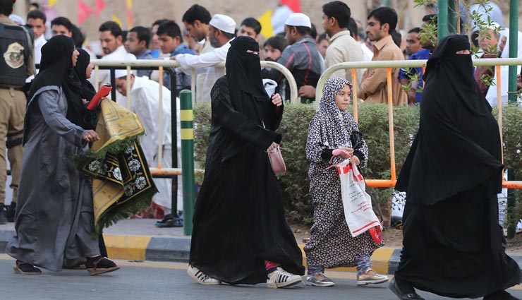 saudi arabia new law,tight clothes ban,kiss in public ban,weird news in hindi