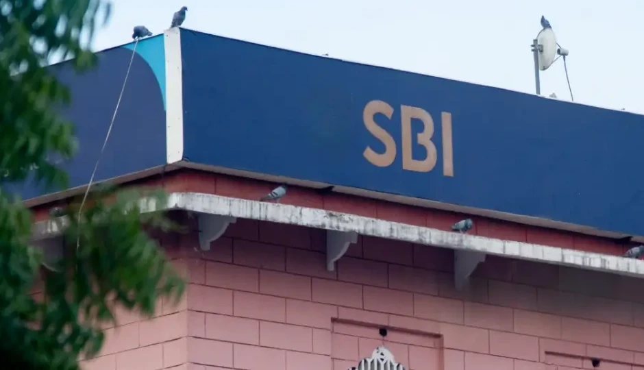 SBI में क्लर्क भर्ती 2025: जानें आवेदन की अंतिम तिथि, उम्र सीमा और योग्यता