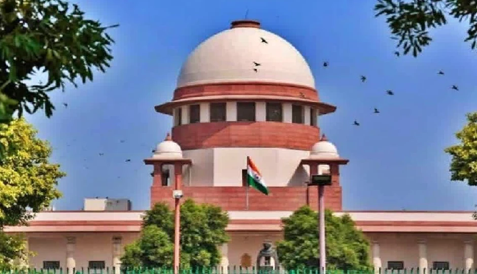 हिरासत में मौत: अप्रैल से फरार पुलिसकर्मी पर अब सस्पेंशन क्यों? सुप्रीम कोर्ट ने CBI और MP सरकार को लगाई कड़ी फटकार