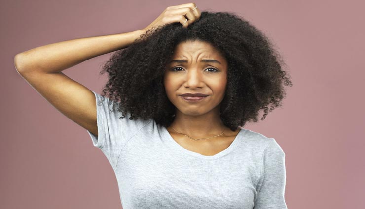 बालों में जमा स्कैल्प कर रहा परेशान, इन घरेलू नुस्खों से दूर होगी सिर की खुजली