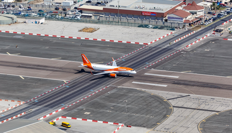 scariest airports around the world,scary airports,toncontin international airport,tegucigalpa,honduras,gibraltar airport,gibraltar,nantucket memorial airport,nantucket,massachusetts,paro international airport,paro,bhutan,yeager airport,charleston,west virginia,barra airport,barra,scotland