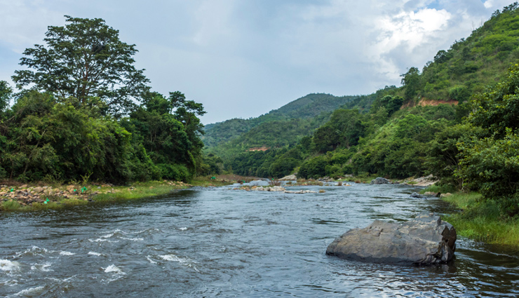 varkala beach,munnar hill station,thekkady wildlife sanctuary,silent valley national park,backwaters of alleppey,kerala,scenic places in kerala