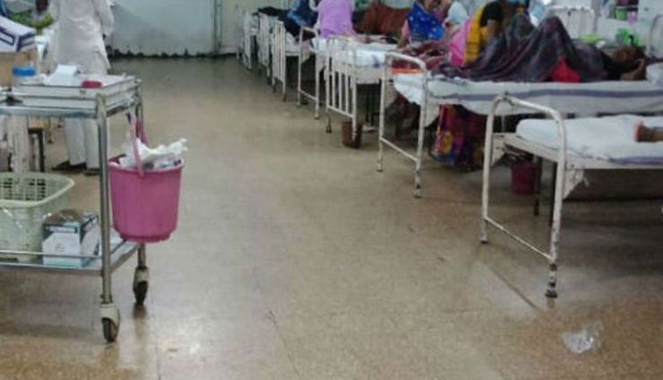 अज्ञात लोगों द्वारा केमिकल युक्त होली के रंग फेंकने के बाद 8 स्कूली छात्राएं अस्पताल में भर्ती