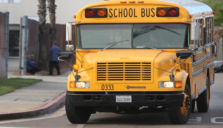 पीला ही क्यों रखा जाता है स्कूल बसों का रंग?? आप भी नहीं जानते होंगे यह कारण