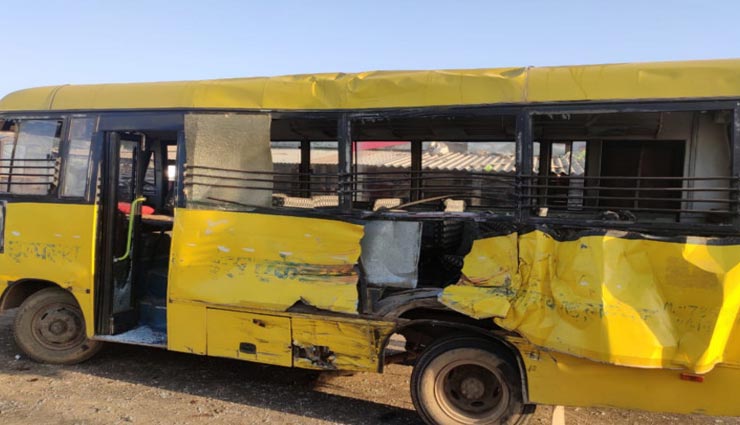 दौसा : स्कूल बस से भिड़ा तेज रफ्तार ट्रक, ग्रामीणों ने निकाला बच्चों को बाहर, 7 बच्चे घायल