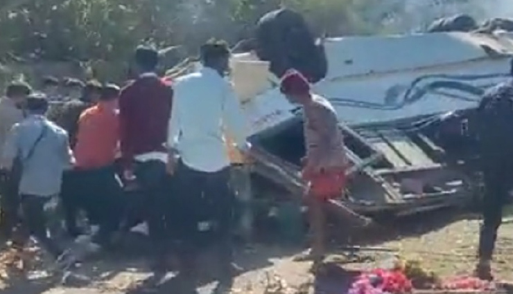 मणिपुर में स्कूली बच्चों से भरी बस पलटी,  5 छात्रों की मौत 20 घायल 