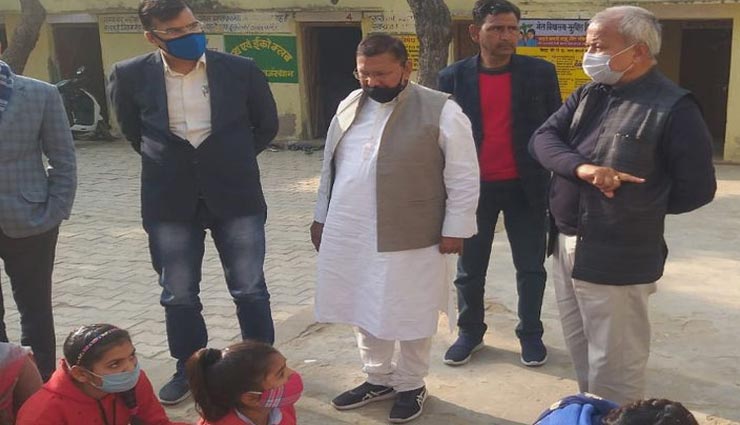 भरतपुर : अचानक स्कूल पहुंच मंत्रीजी ने लगाई फटकार, बिना मास्क के थे स्टूडेंट्स और टीचर्स