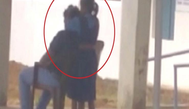 छत्तीसगढ़ : बच्ची से अपने सिर की चंपी कराते टीचर का विडियो वायरल होने क बाद DEO ने किया सस्पेंड