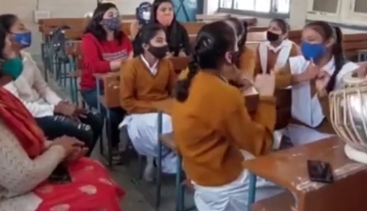 सरकारी स्कूल की इंग्लिश टीचर ने बच्चों के साथ गुनगुनाएं लता मंगेशकर के गाने, वीडियो हुआ वायरल