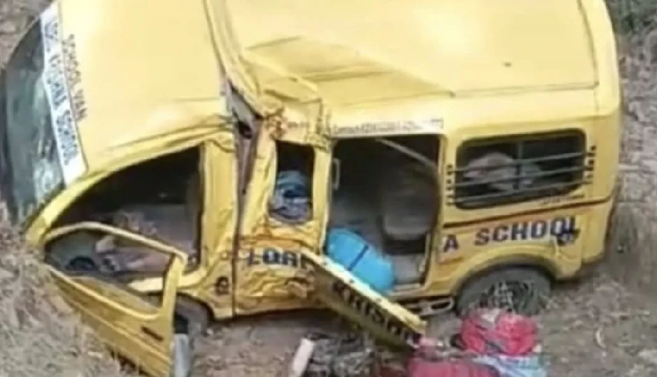 सड़क पर आए बंदरों को बचाने के प्रयास में स्कूल वैन पलटी, 7 छात्र घायल