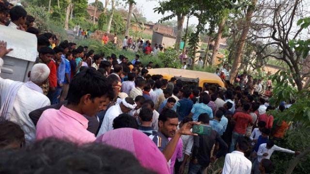 kushinagar accident,kushinagar accident news,bus-train collision,gorakhpur medical college,chief minister adityanath,uttar pradesh,accident photo