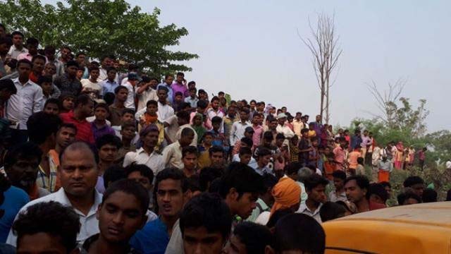 kushinagar accident,kushinagar accident news,bus-train collision,gorakhpur medical college,chief minister adityanath,uttar pradesh,accident photo