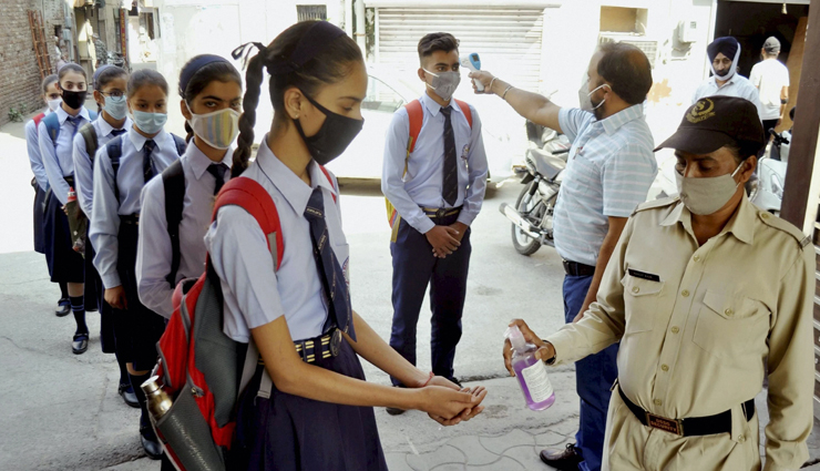 राजस्थान : 100 प्रतिशत क्षमता के साथ आज खुले स्कूल, ऑनलाइन कक्षाएं हुई बंद! कोरोना बढ़ने से अभिभावक चिंताग्रस्त