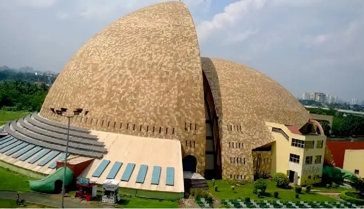 kolkata travel guide,best places to visit in kolkata,kolkata tourism,historic trams in kolkata,colonial architecture kolkata,things to do in kolkata,city of joy,kolkata culture,kolkata food destinations,kolkata must-see attractions