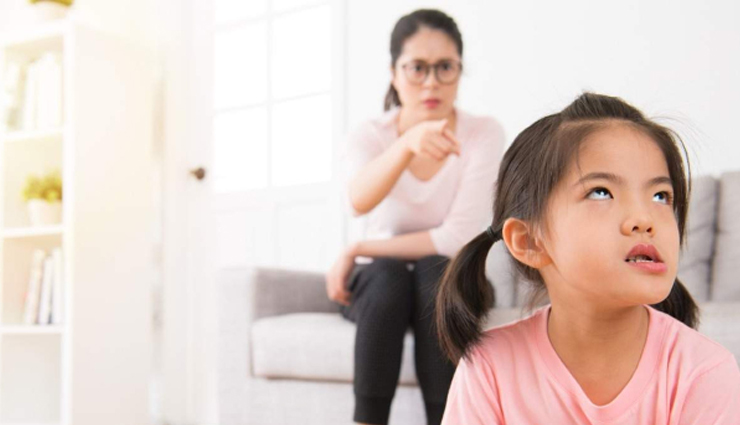 ना करें बच्चों को सभी के सामने डांटने की गलती, इस तरह पड़ता हैं उनपर बुरा असर 