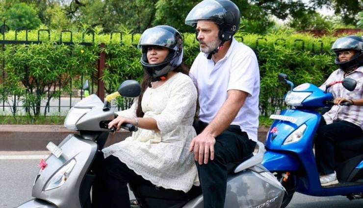 राजस्थान दौरे पर आए राहुल गांधी, महारानी कॉलेज से मानसरोवर कार छोड़कर स्कूटी से पहुंचे
