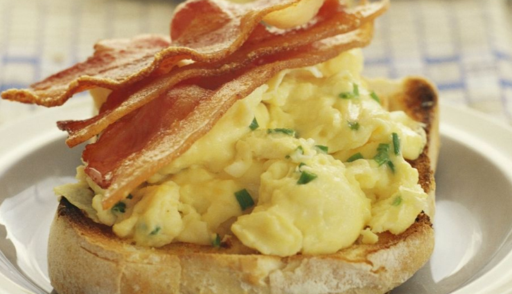scrambled eggs with bacon and sweet peppers,scrambled eggs with bacon recipe,hunger struck,food