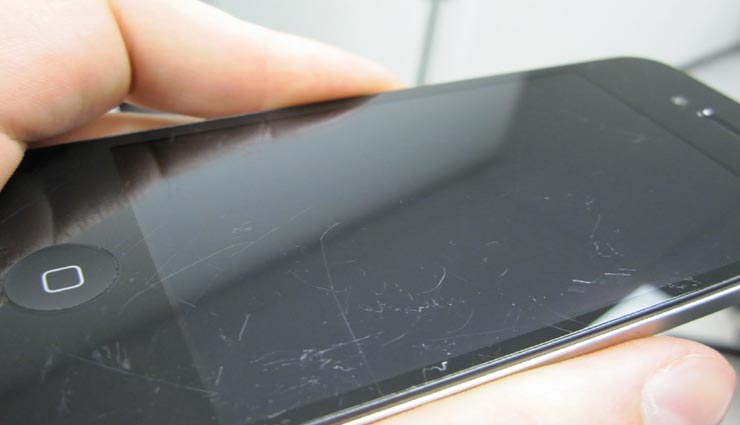 मोबाइल पर लगा स्क्रेच बना रहा है इसे भद्दा, ले इन तरीकों की मदद