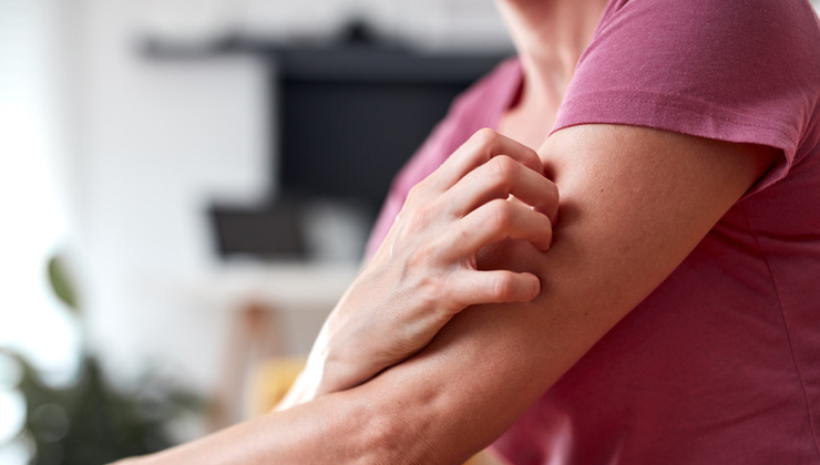 body parts you should never scratch,dangers of scratching skin,skin picking risks,areas not to scratch,scratching and skin damage,why not to pick at skin,habits that ruin skin,itchy skin tips,avoid skin irritation,skincare mistakes to avoid,harmful beauty habits,stop picking your skin