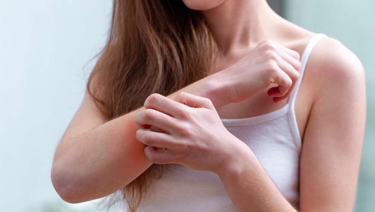 body parts you should never scratch,dangers of scratching skin,skin picking risks,areas not to scratch,scratching and skin damage,why not to pick at skin,habits that ruin skin,itchy skin tips,avoid skin irritation,skincare mistakes to avoid,harmful beauty habits,stop picking your skin