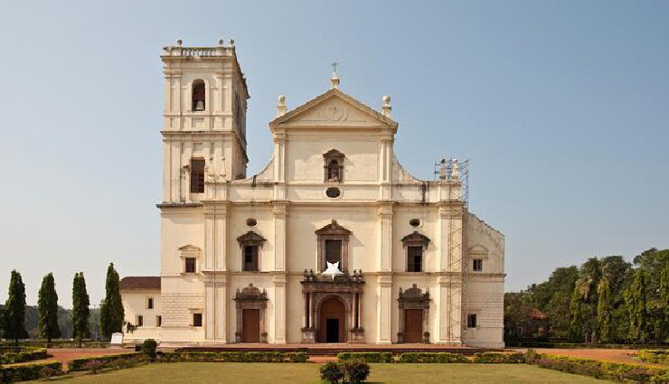 goa historical landmarks,basilica of bom jesus,fort aguada,st. augustine tower,sé cathedral,archaeological museum old goa,church of st. cajetan,reis magos fort,museum of christian art,chapora fort,goan heritage sites,goa travel guide,iconic landmarks goa