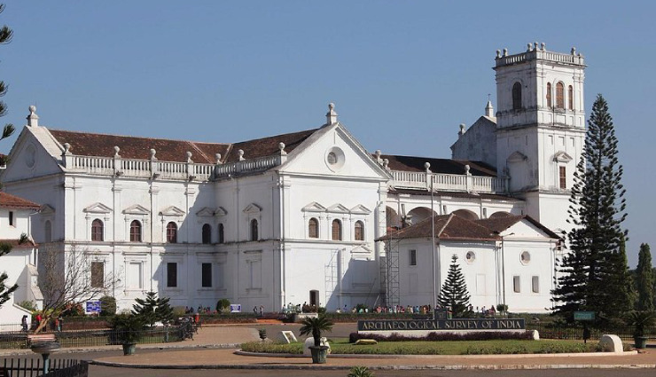 goa historical landmarks,basilica of bom jesus,fort aguada,st. augustine tower,sé cathedral,archaeological museum old goa,church of st. cajetan,reis magos fort,museum of christian art,chapora fort,goan heritage sites,goa travel guide,iconic landmarks goa