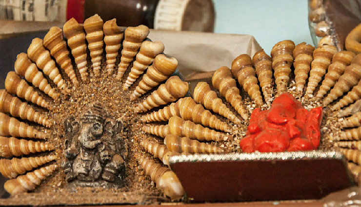 11 things to buy in goa,best souvenirs from goa,must-buy items in goa,shopping in goa,goan cashew nuts,goan feni,port wine from goa,spices from goa,funky t-shirts in goa,beachwear in goa,goan music cds,azulejos tiles from goa,coconut crafts,seashell decor from goa,flea markets in goa