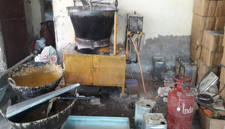 शुद्ध के लिए युद्ध : गंदगी के बीच बन रही थी मिठाइयां, कारवाई कर जब्त किए गए छह रसोई गैस सिलेंडर शुद्ध के लिए युद्ध : गंदगी के बीच बन रही थी मिठाइयां, कारवाई कर जब्त किए गए छह रसोई गैस सिलेंडर