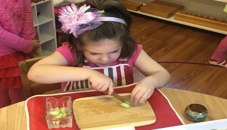 बचपन से ही बढाएं बच्चो में कॉन्फिडेंस, आजमाए ये 4 तरीके parenting tips,parenting tips in hindi,child confidence,methods to increase child confidence