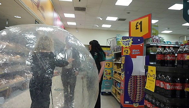 सोशल डिस्टेंसिंग का अजीबो-गरीब तरीका, प्लास्टिक के गुब्बारे में महिला ने खुद को किया कैद 