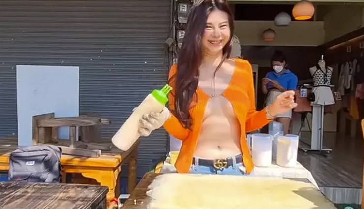 केक बेचने वाली लड़की को देखने के लिए लगती थी लड़कों की भीड़, पुलिस ने बदलवाए कपड़े