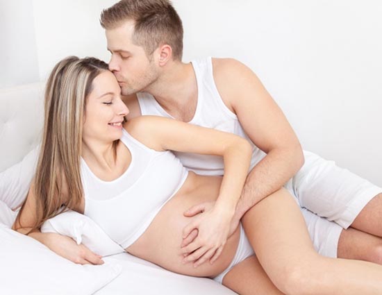 इन  सेफ पोज़िशन से आप गर्भावस्था के दौरान भी ले सकतें है सेक्स का पूरा आनंद 