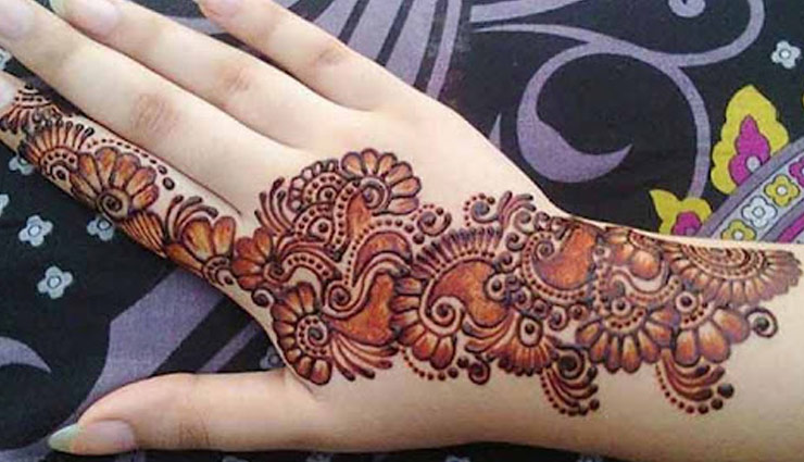 Karva Chauth Mehndi Designs: करवाचौथ पर ट्राई करें ये बेस्ट मेहंदी डिजाइन्स, सुंदरता में लगेंगे चार चांद karva chauth mehndi designs,karva chauth mehandi,karwa chauth special mehndi design,latest mehndi designs for karwa chauth,karwa chauth mehndi designs full hand,mehndi designs for karwa chauth 2021,easy mehndi designs for karwa chauth