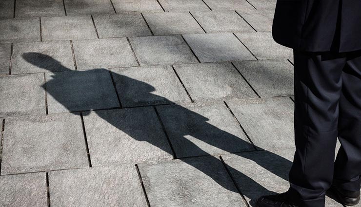 अगर आप अपनी छाया में छेद देखते है तो समझिए आपकी मृत्यु निकट है, जाने कुछ और संकेत