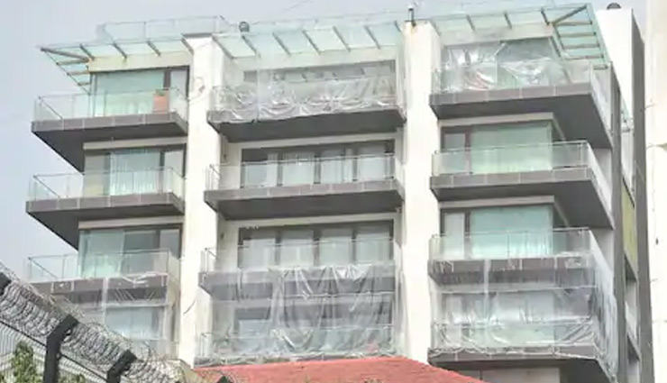 कोरोना से बचने के लिए शाहरुख खान ने अपने बंगले को कराया प्लास्टिक से कवर!