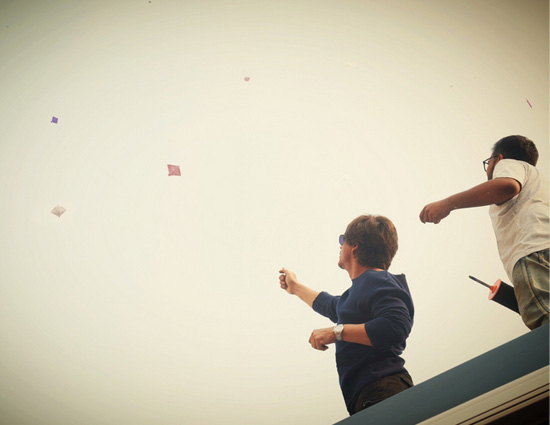 'जीरो' के सेट पर शाहरुख खान ने उड़ाई पतंग