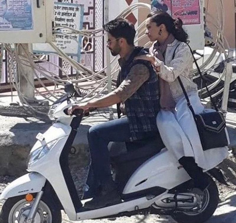 shahid kapoor,shraddha kapoor,riding scooter,batti gul meter chalu,entertainment news