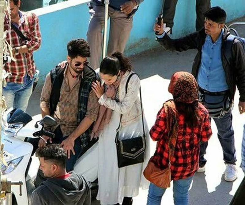 shahid kapoor,shraddha kapoor,riding scooter,batti gul meter chalu,entertainment news