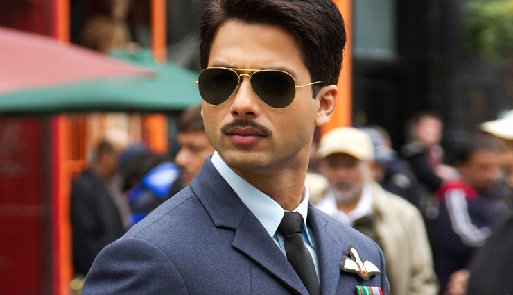 Akshay Kumar,celebrities who slayed the role in uniform,aamir khan talaash,shahid kapoor mausam,salman khan dabangg,shah rukh khan veer zaara,hrithik roshan lakshya,ajay devgn,amitabh bachchan major saab,anil kapoor pukar