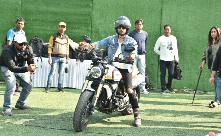 shahid kapoor,shahid kapoorbiker look,shahid kapoor pics,guinness world record for kids,largest human formation,kabir singh,entertainment news