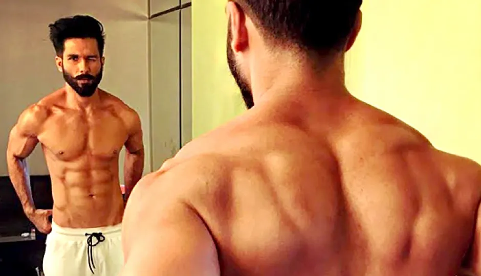 42 साल में शाहिद कपूर के सिक्स-पैक का राज, एक्सरसाइज और डाइट पर रखते हैं खास ख्याल 42 साल में शाहिद कपूर के सिक्स-पैक का राज, एक्सरसाइज और डाइट पर रखते हैं खास ख्याल