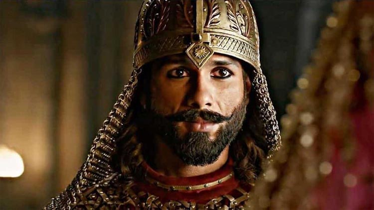 Flashback 2018: 100 करोड क्लब में पहली बार शामिल हुए ये नामचीन सितारे bollywood,flashback 2018,bollywood movies,amitabh bachchan,rajnikanth,tiger shroff,shahid kapoor,kartik aryan,rajkummar rao,ayushmann khurrana