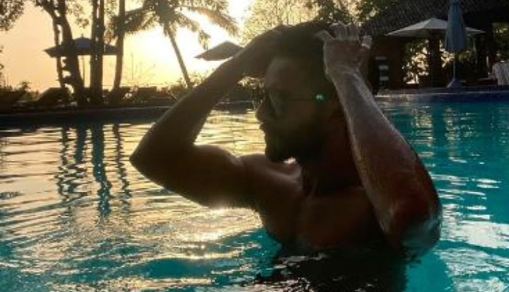 शाहिद कपूर ने पूल में लगाई डुबकी, एक्टर का लुक देख फैन ने कहा- 'बहुत हार्ड सर'